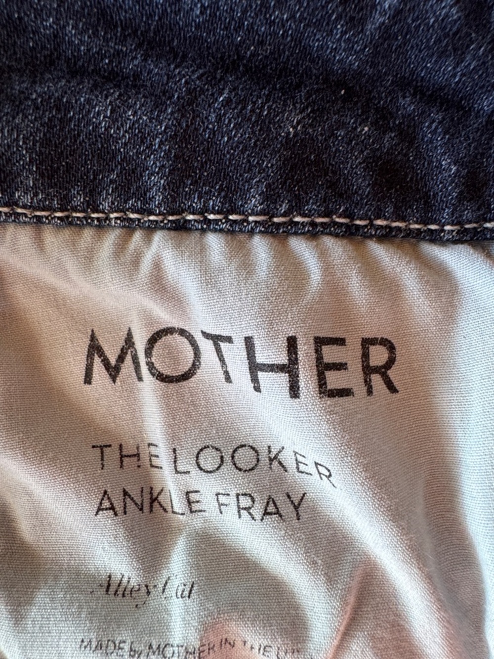 MOTHER Jeans. The Looker. Ankle Fray. - Picture 4 of 5